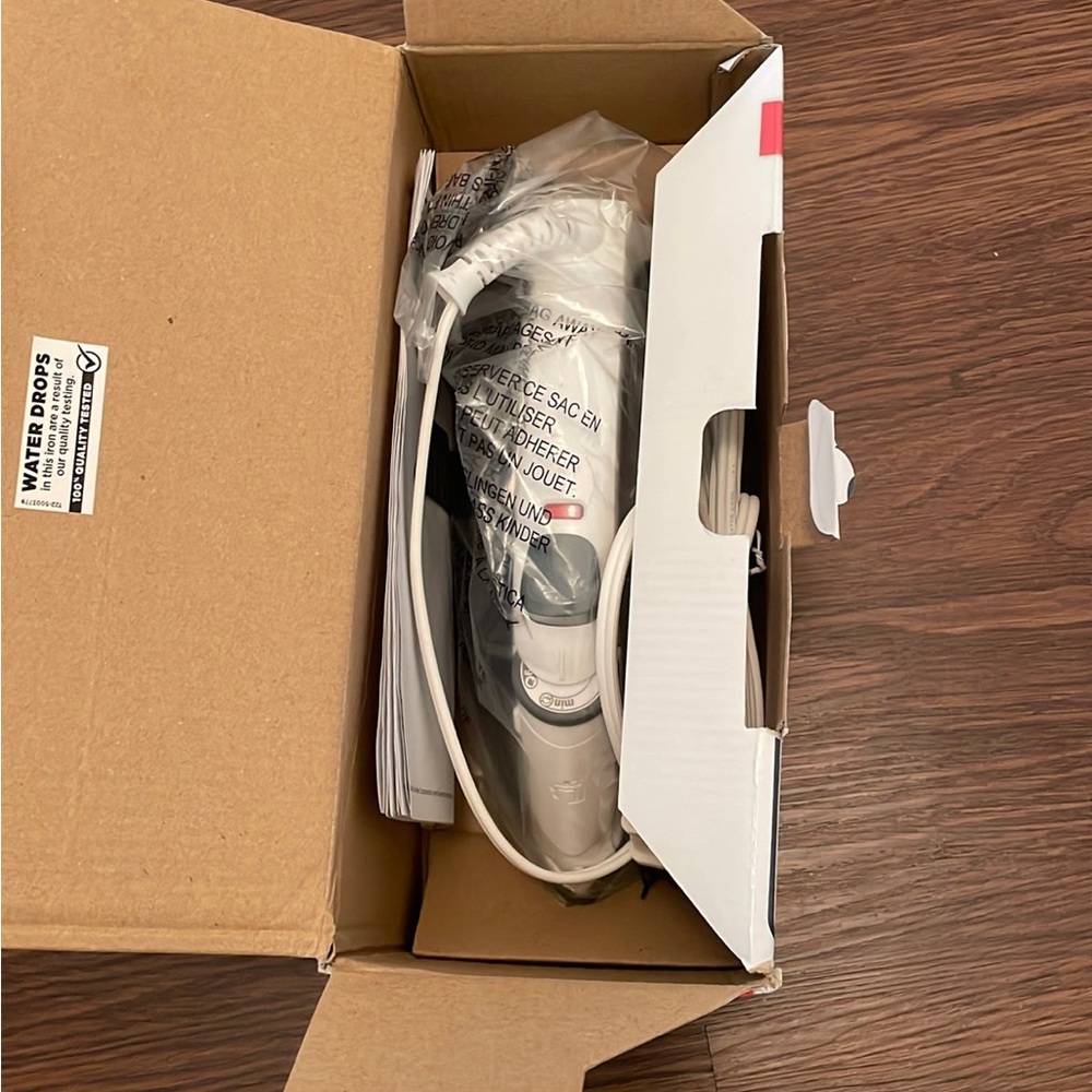 Black & Decker Light n Easy Compact Steam Iron (White/Gray) - Picture 3 of 4